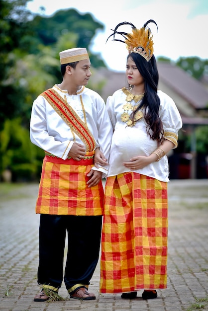 Photo young couple standing outdoors