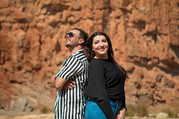 Photo young couple standing outdoors