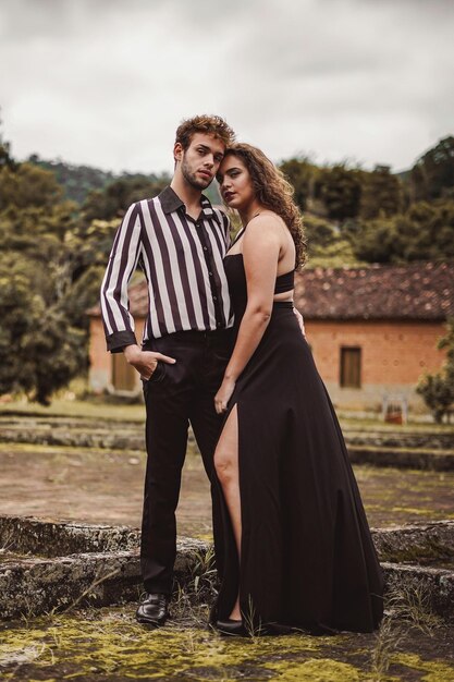 Photo young couple standing outdoors