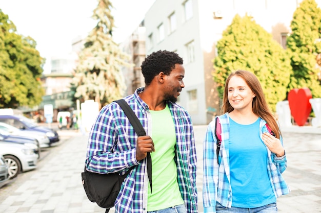 Photo young couple standing on street in city