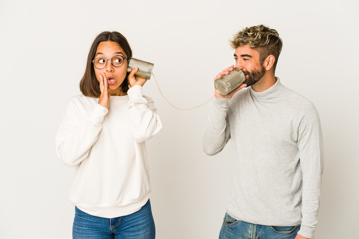 Photo young couple talking with tin can