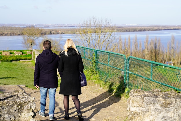 Coppia giovane di turisti nei bastioni medievali del villaggio di bourg sur gironde che si affaccia sul fiume garonne francia