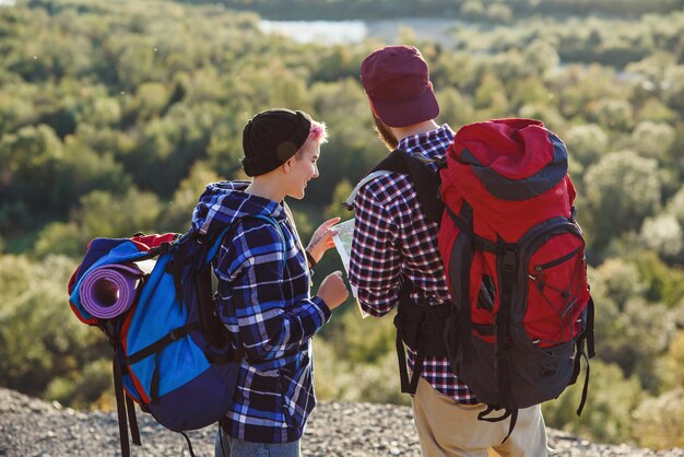 山で一緒に旅行する若いカップル。