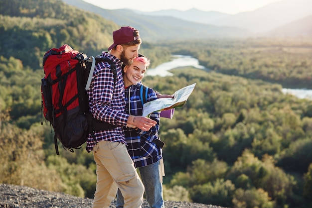 山で一緒に旅行する若いカップル。