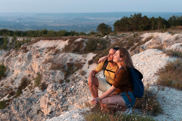 Foto giovane coppia che viaggia insieme