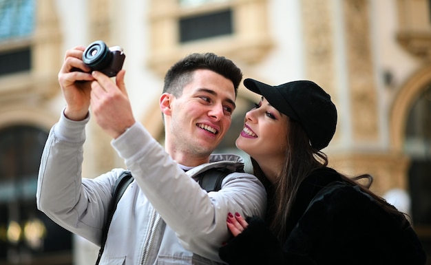 Giovane coppia di turisti a scattare foto in città