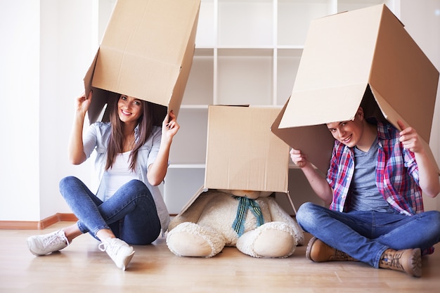 Foto giovani coppie che disimballano le scatole di cartone a nuova casa. trasloco