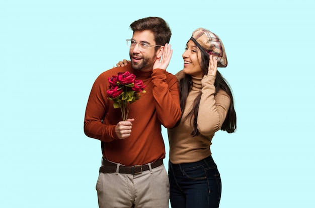 Молодая пара в день Святого Валентина пытается слушать сплетни