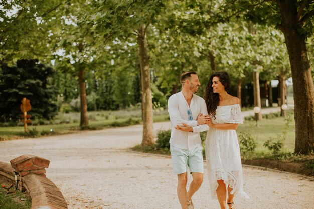 Giovani coppie che camminano nel parco