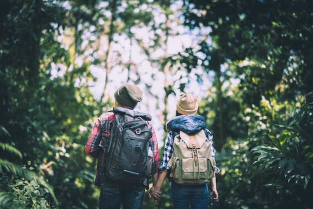 Фото Молодая пара, ходить с рюкзаками в лесу
