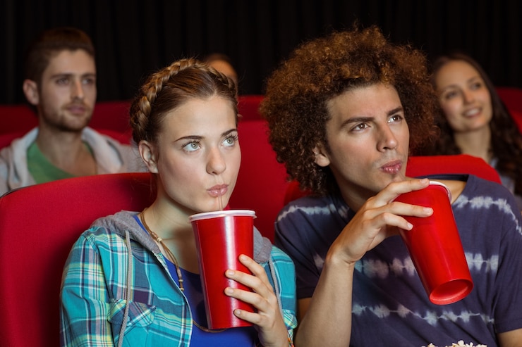 Photo young couple watching a film