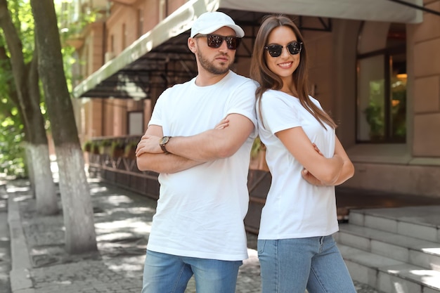 Фото Молодая пара в белых футболках на улице