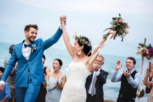 Foto giovane coppia in una cerimonia di nozze in spiaggia