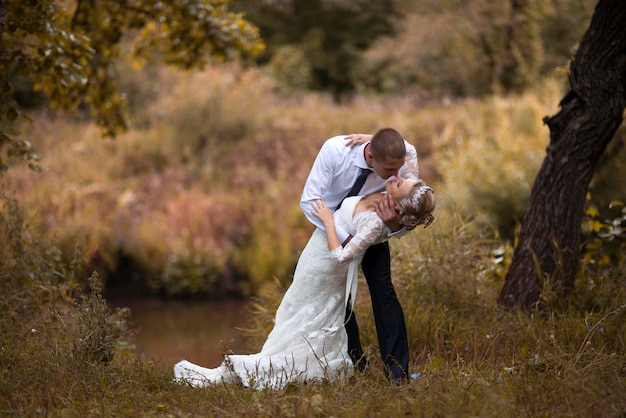 若いカップルの結婚式の日1