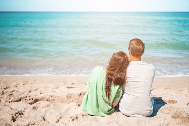 Giovani coppie sulla spiaggia bianca durante le vacanze estive.