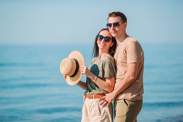 Giovani coppie sulla spiaggia bianca durante le vacanze estive.