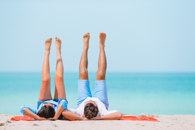 Молодая пара на белом пляже в летние каникулы