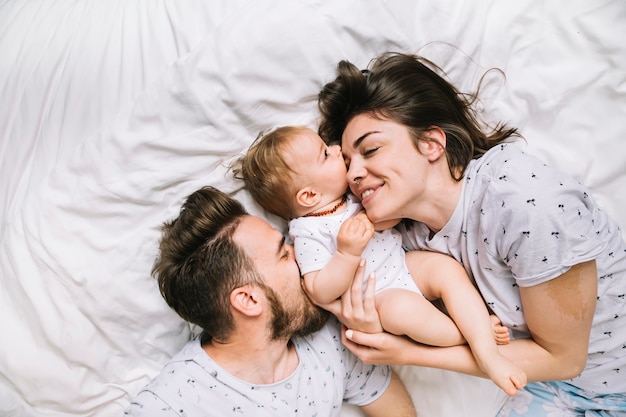 Photo young couple with baby in the morning