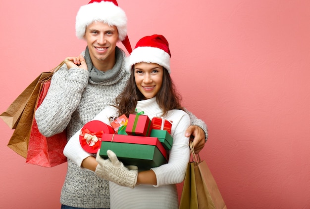 Молодая пара с рождественскими покупками