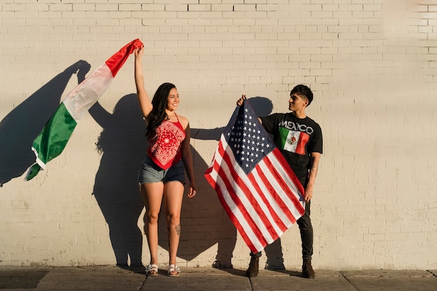 Photo young couple with flags on the street