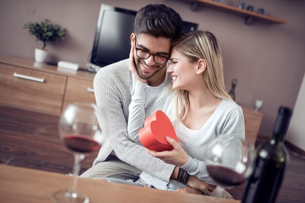 Photo young couple with present at home