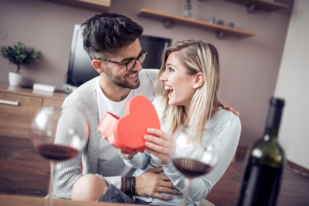 Photo young couple with present at home