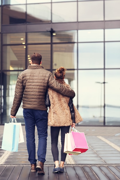 市内の買い物袋を持つ若いカップル