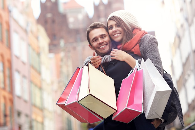 Photo young couple with shopping bags