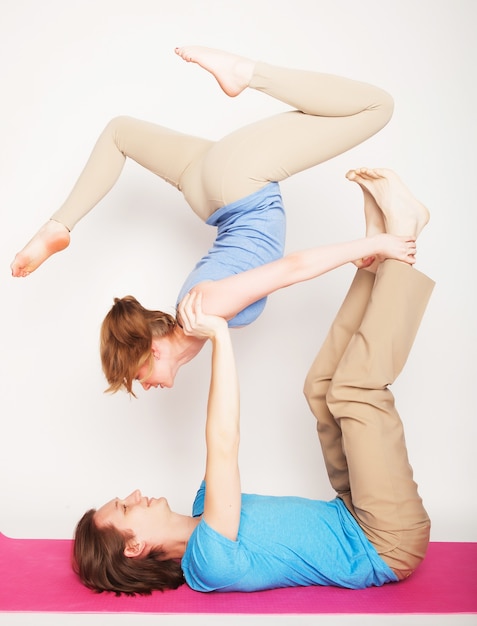 Молодая пара в позе йоги, счастливая семья