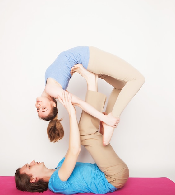 Giovani coppie nella posa di yoga