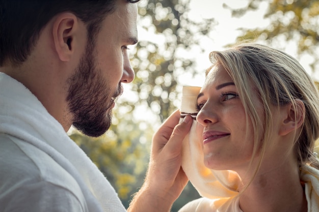 Young couples are wiping sweat after exercising.