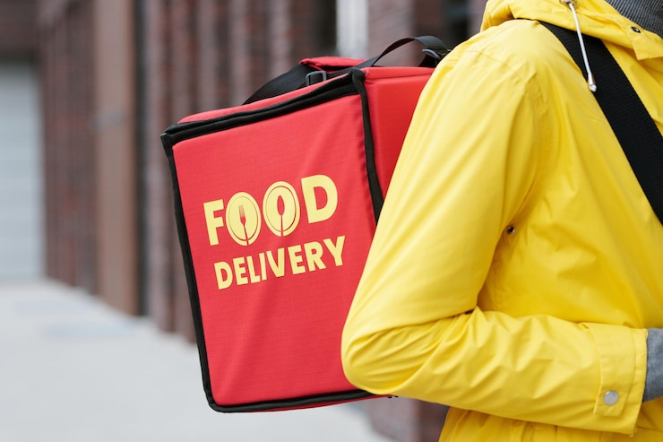 Photo young courier with big red backpack containing orders of clients