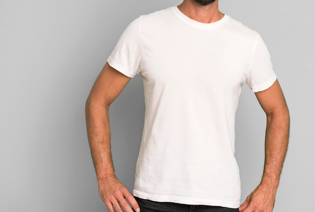 若い狂気のひげを生やした表情豊かな男 wearung 空の空白の t シャツのモックアップ