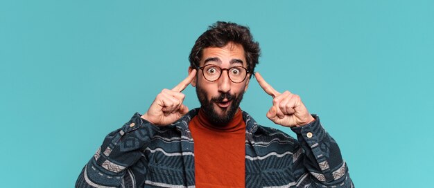 Молодой сумасшедший бородатый мужчина. мышление или сомневающееся выражение