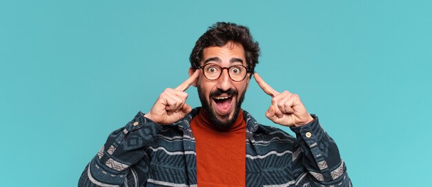 Молодой сумасшедший бородатый мужчина. мышление или сомневающееся выражение