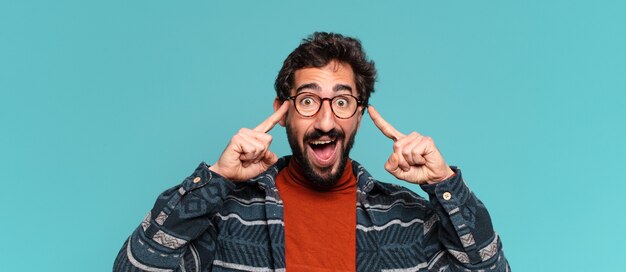 Photo young crazy bearded man. thinking or doubting expression