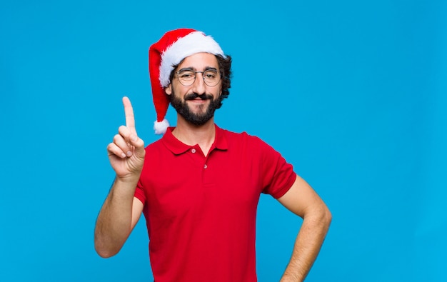 Giovane pazzo uomo barbuto con cappello santa. concetto di natale