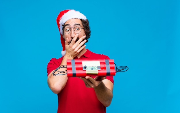 Foto giovane pazzo uomo barbuto con cappello santa. concetto di natale