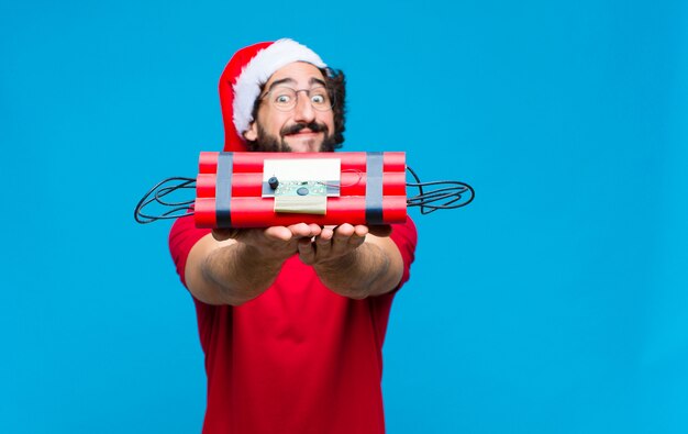 Photo young crazy bearded man with santa hat. christmas concept