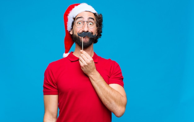 산타 모자와 젊은 미친 수염 된 남자. 크리스마스 컨셉