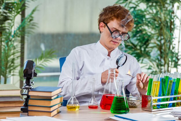 Молодой сумасшедший химик работает в лаборатории