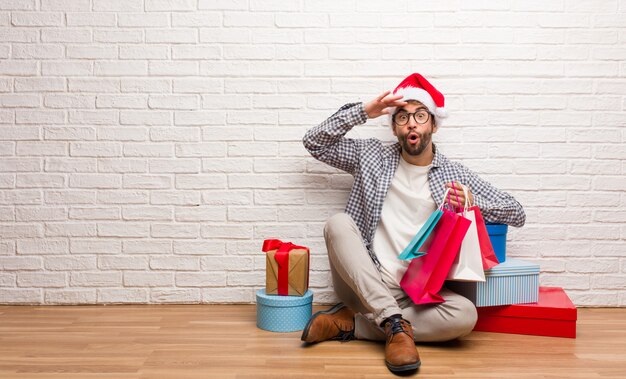 Photo young crazy man celebrating christmas in his house