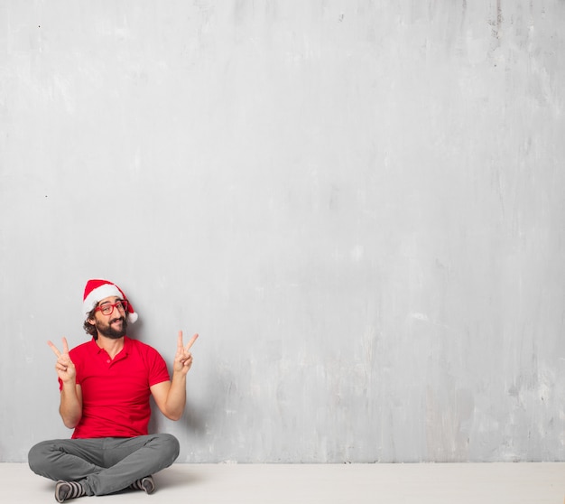 若いクレイジーな男全身。クリスマスコンセプト