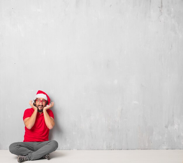 若いクレイジーな男全身。クリスマスコンセプト