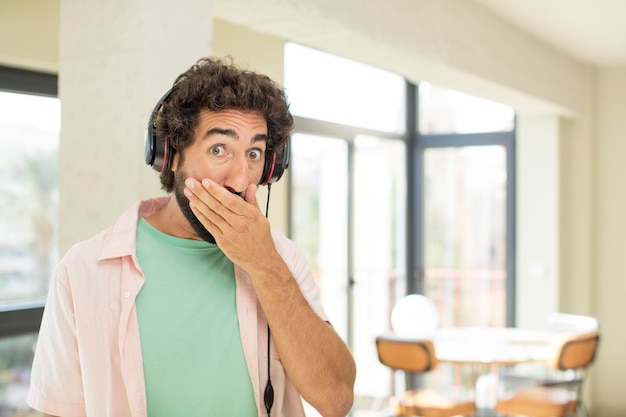 Foto giovane pazzo che ascolta musica con le cuffie