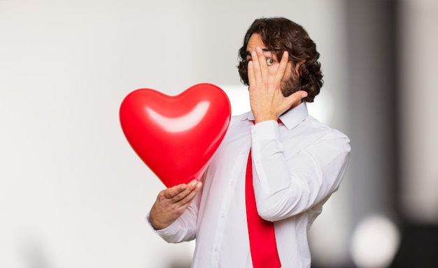 Foto giovane uomo pazzo concetto di san valentino