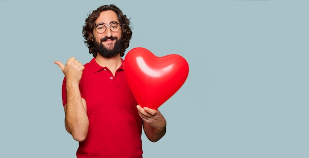 Giovane uomo pazzo concetto di san valentino