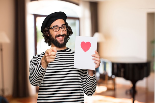 Foto giovane uomo pazzo concetto di san valentino