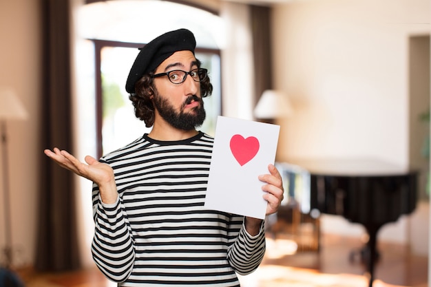 Foto giovane uomo pazzo concetto di san valentino