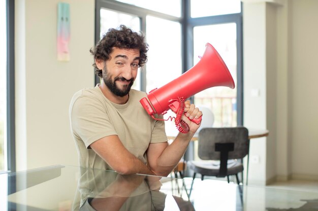 写真 メガホンを持つ若い狂った男